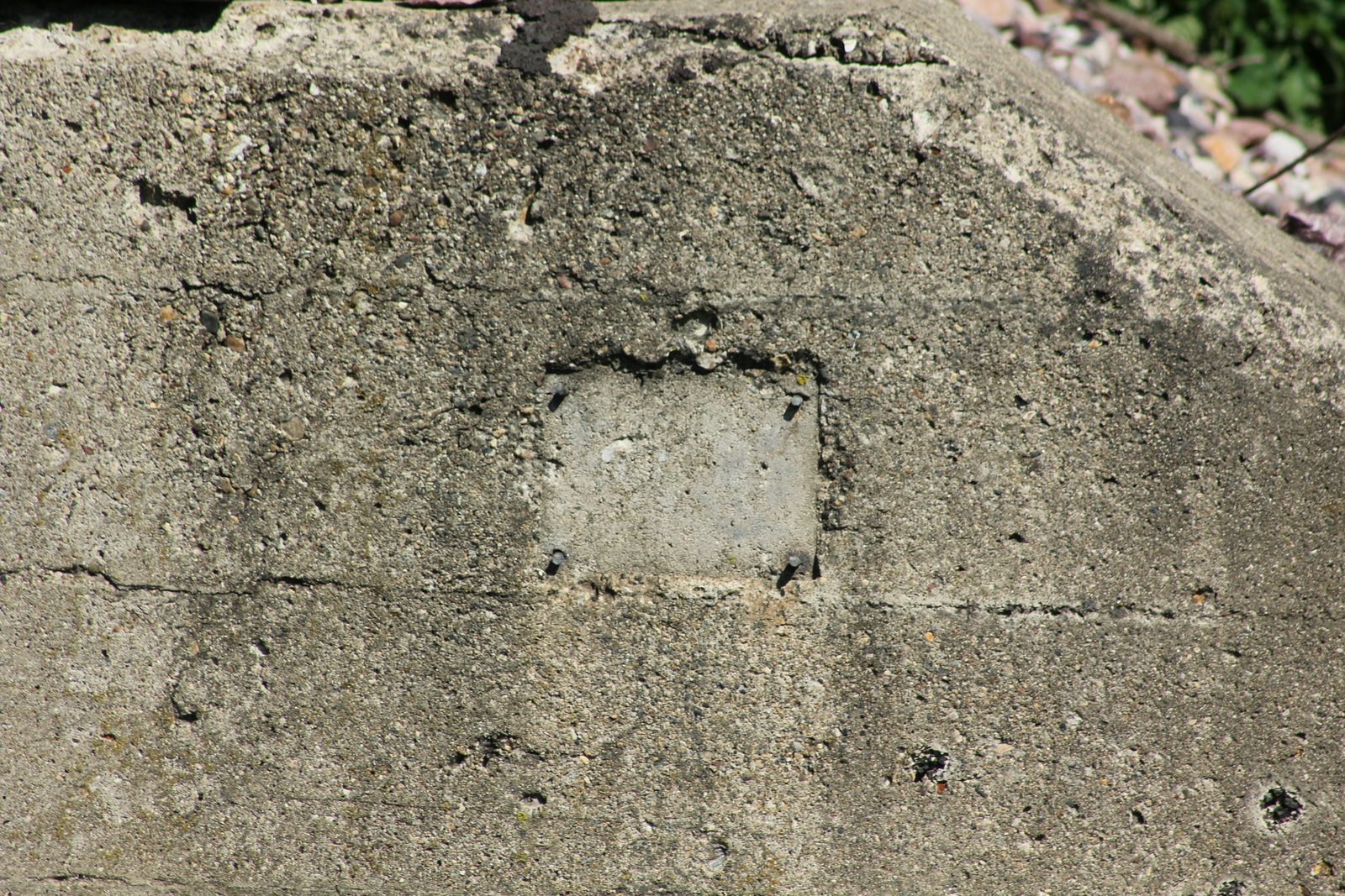 Missing plaque on abutment
